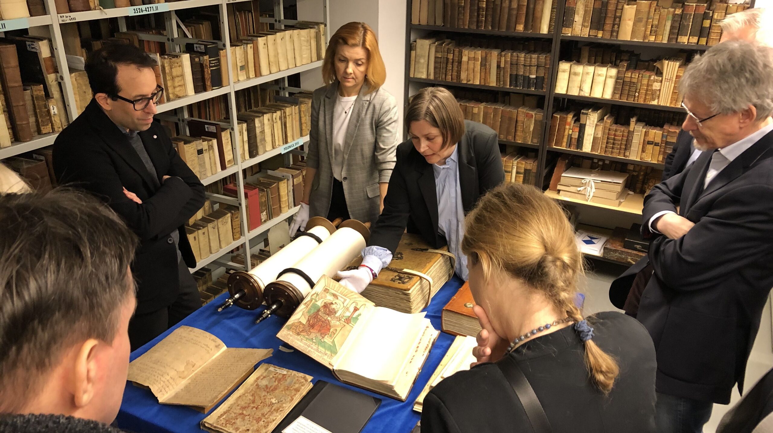 Menschen im Magazin der Bibliothek